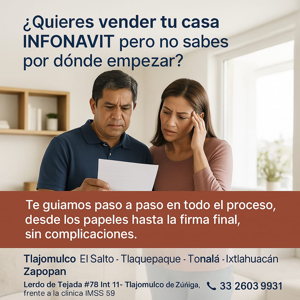 Propietarios revisando documentos para vender una casa Infonavit